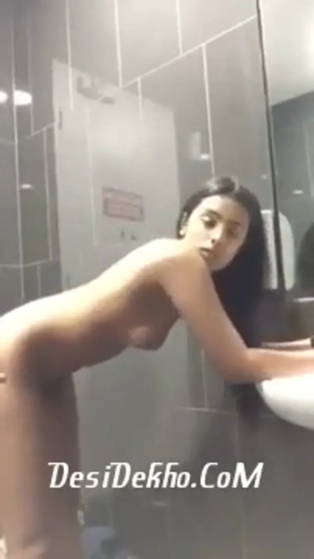 Bathroom mai Gf Ko Jhooka k chodha gf hui khus