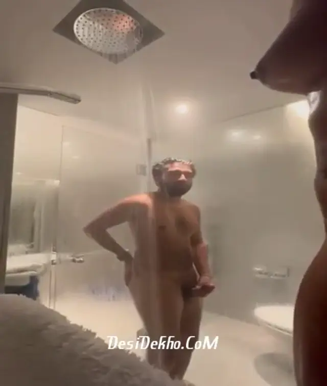Bathroom mai pati patni jakar seese pe rakh k chudai k maje liye filmy style mai