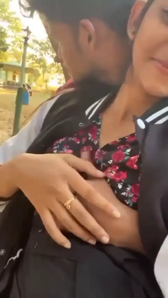 Chapri Boy Pressing Boobs of Beautiful GirlFriend in public park jaipur viral xxx