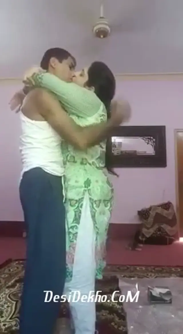 Desi pati patni ne Chuchiyan Choosi Aur Chod Diya Indian Desi