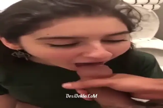 Sexy Cute Gf ne Mast Bathroom mai Lund Choose aur Piche se lund ko insert kiya