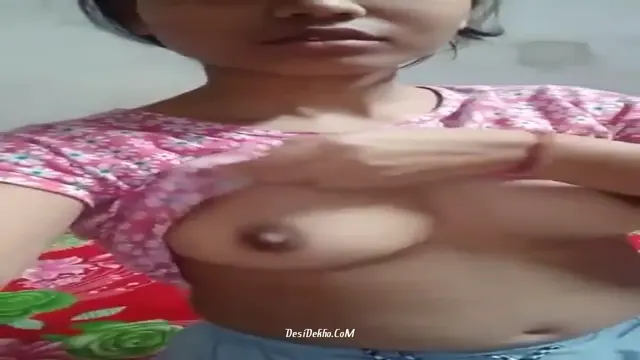 Sexy Cute Indian Ladki ne apne boobs aur Chut ko camere k saamne chamkaya