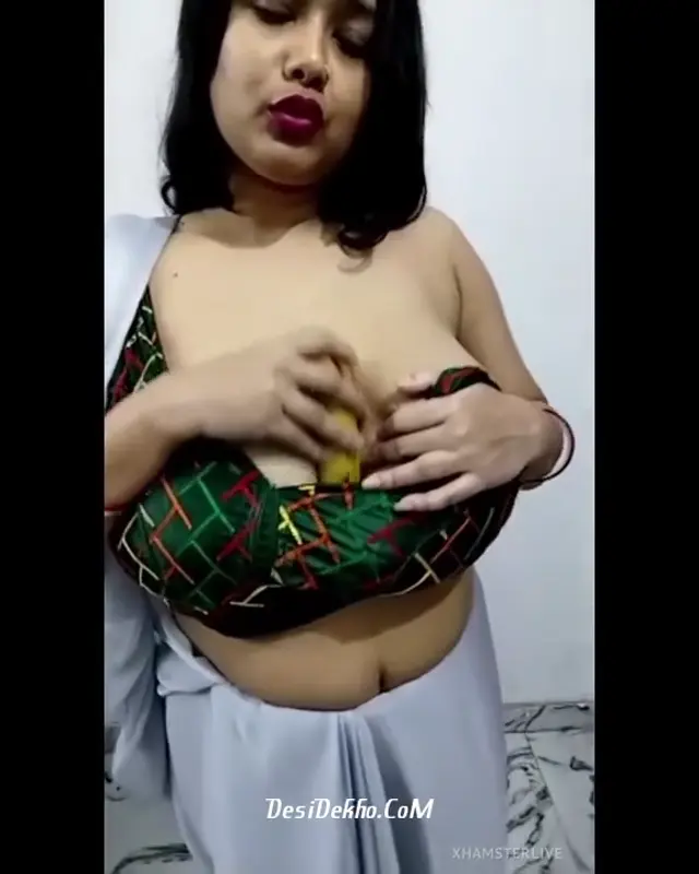Sexy kolkata bhabi taking banana on her boobs